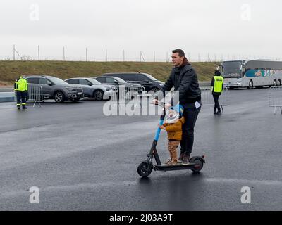 Vendenheim, Francia - 14 de noviembre de 2021: Padre e hijo divertirse en un scooter eléctrico durante los días abiertos de la nueva autopista en Alsacia Foto de stock