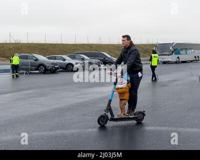 Vendenheim, Francia - 14 de noviembre de 2021: Padre e hijo divertirse en un scooter eléctrico durante los días abiertos de la nueva autopista en Alsacia Foto de stock