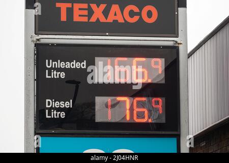 Hornchurch, Essex, Reino Unido. 16th Mar, 2022. Los precios del combustible en un nivel récord, ya que el coste medio por litro de gasolina es de 165p. Crédito: Marcin Rogozinski/Alamy Live News