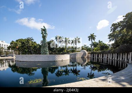 El Memorial del Holocausto en Miami Beach cuenta con una piscina de reflexión con una mano que se acerca y los cuerpos trepando, un muro conmemorativo y un puente conmemorativo. Foto de stock
