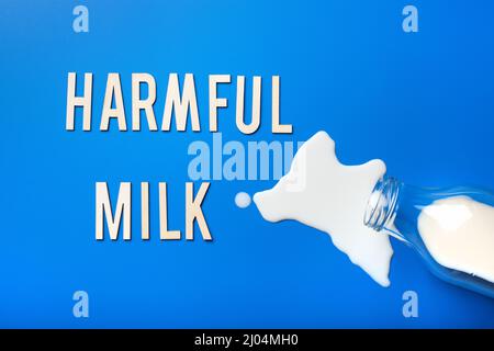 leche nociva palabras letras intolerancia a la lactosa alergia. salpicaduras de leche. evite los productos lácteos peligrosos Foto de stock