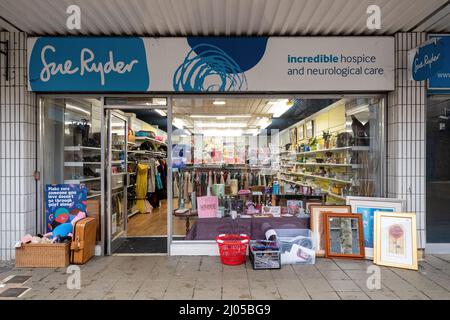 Tienda de caridad Sue Ryder, una tienda de caridad paliativa, neurológica y de apoyo a la muerte, en Camberley, Surrey, Reino Unido Foto de stock