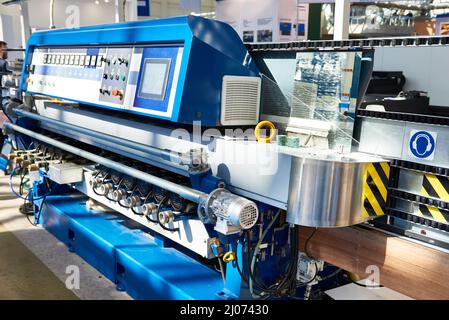 Combinado Industrial Máquina para corte de madera aislado en blanco,  trazado de recorte Fotografía de stock - Alamy