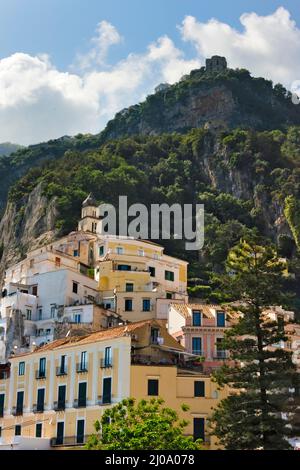 Amalfi a lo largo de la costa de Amalfi, provincia de Salerno, región de Compania, Italia