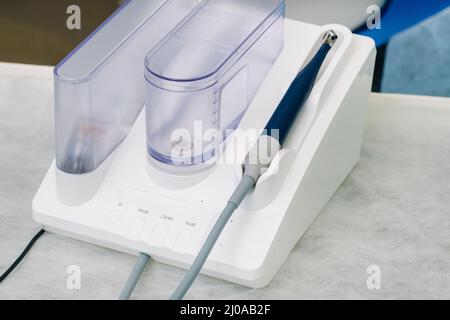 Escalador ultrasónico en la oficina dental. Concepto De Odontología. Foto de stock