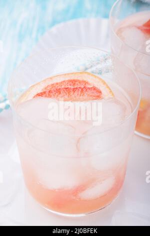 Cóctel jugoso de pomelo con hielo y alcohol Foto de stock
