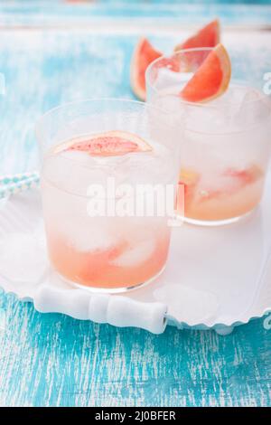Cóctel jugoso de pomelo con hielo y alcohol Foto de stock