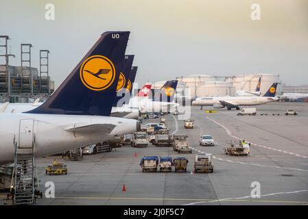 Aviones de Lufthansa en la pista de aterrizaje en el Aeropuerto Internacional de Frankfurt Alemania