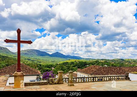 Ciudad y montañas de la histórica ciudad de Tiradentes en el estado de Minas Gerais Foto de stock