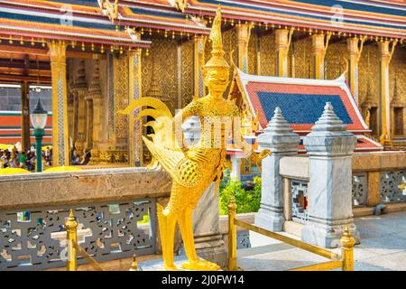 Estatua de la criatura mítica Kinnari en el Templo del Buda Esmeralda en Bangkok