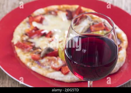 Primer plano de vino tinto con pizza Foto de stock