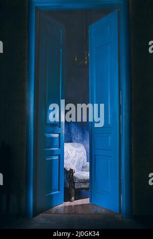 sillón vacío a la luz detrás de las enormes puertas azules vintage en el interior. Concepto interior anticuado