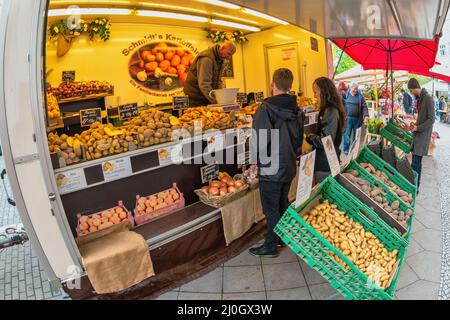 Berlín, Alemania - 10 DE MAYO de 2017: Comprar en Wochenmarkt am Maybachufer el famoso mercado turco en Berlín Alemania
