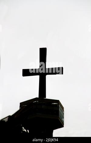 Silueta de una cruz en la parte superior de un edificio en sao paulo Brasil. Foto de stock