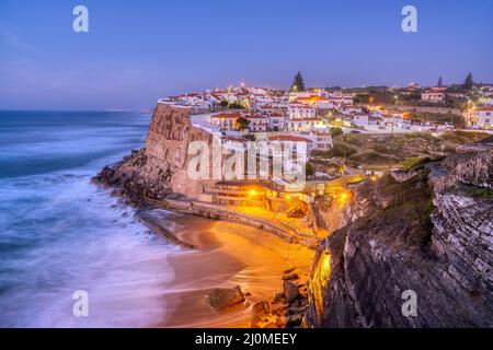El hermoso pueblo de Azenhas do Mar en la costa atlántica portuguesa después de la puesta de sol