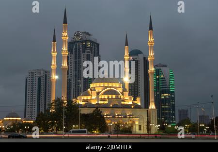 GROZNY, RUSIA - 29 DE SEPTIEMBRE de 2021: El corazón de la mezquita de Chechenia en el paisaje urbano nocturno. Grozny, República de Chechenia