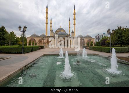Fuentes frente a la Mezquita del Corazón de Chechenia. república chechena. Grozny