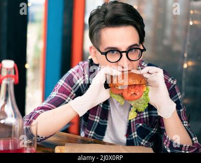 Adolescente Gordo Come Comida De Lixo E Joga Jogos De Computador Imagem de  Stock - Imagem de infância, rede: 196206977