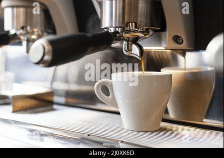 Cierre De Barista En Café Con Máquina Para Hacer Café Foto de archivo -  Imagen de horizontal, café: 270600828