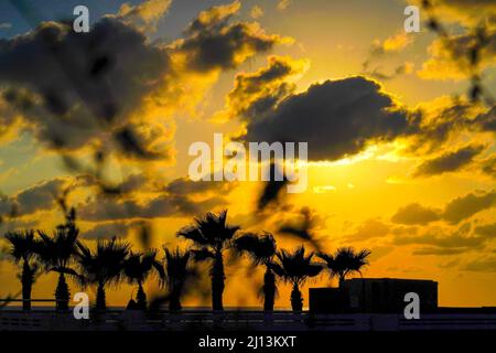 Puesta de sol en el Mediterráneo. Fotografiado en la playa de Tel Aviv en septiembre Foto de stock
