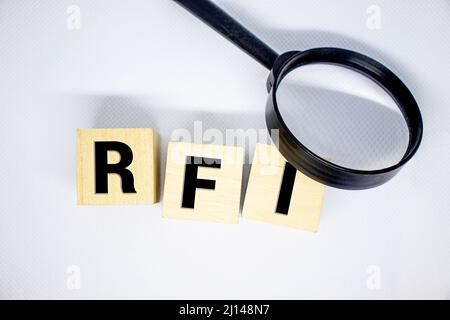 La carretilla mantiene el bloque de letras en la palabra RFI. Foto de stock