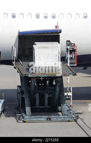 dispositivos de carga unitaria cargados en el avión de pasajeros del aeropuerto internacional