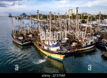 Barcos de pesca atracados en el puerto deportivo de Mazatlán, Sinaloa, México. Foto de stock
