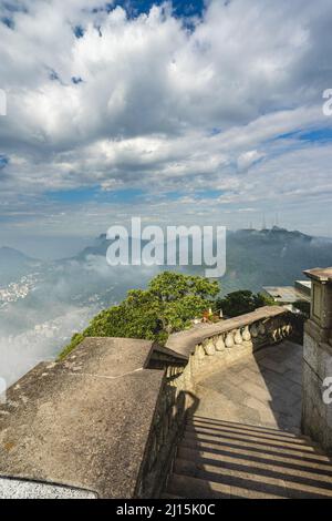 Vista nublada desde la cima de la Montaña Corcovado en Río de Janeiro, Brasil. Foto de stock