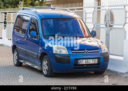 Side; TURQUÍA – 01 2022 DE MARZO: Blue Citroen Berlingo está estacionando en la calle en un día de verano Foto de stock