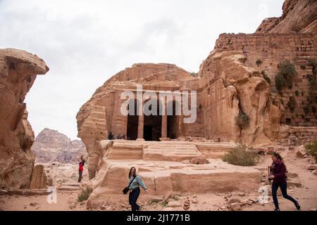 jordania petra 23-03-2022 visitando petra, la otra cara de petra, detrás de la puerta del tesoro, hay un mundo desprotegido de petr Foto de stock