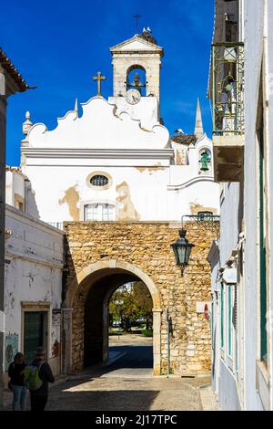 La entrada más famosa al casco antiguo de Faro llamada Arco da vila, Algarve, Portugal Foto de stock