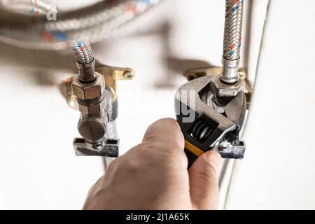 Montaje en pared Closeup grifo ajusta la posición excéntrica con plomeros  llave ajustable Fotografía de stock - Alamy