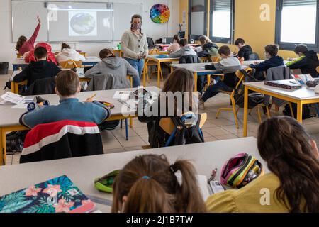 sala de aula de arte da escola com crianças estudantes 7252950