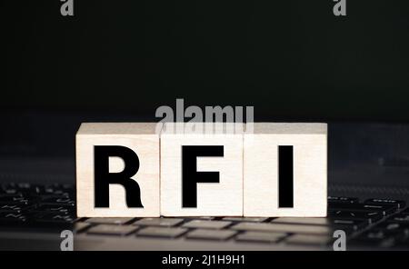 Bloqueo de letras de la carretilla en la palabra RFI Abreviatura de la solicitud de información sobre el fondo de la madera Foto de stock