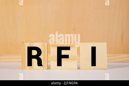 Bloqueo de letras de la carretilla en la palabra RFI Abreviatura de la solicitud de información sobre el fondo de la madera. Foto de stock