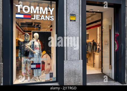 Multinacional americana de ropa de la marca de moda Tommy Hilfiger store visto en Hong Kong Fotografía de stock - Alamy