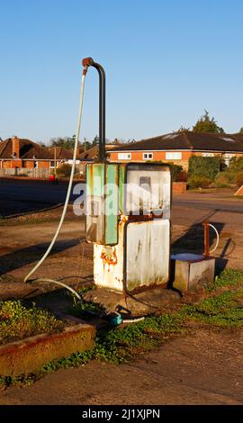 Una antigua bomba de gasolina oxidada y desusada en instalaciones desocupadas en Hellesdon, Norfolk, Inglaterra, Reino Unido. Foto de stock