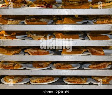 Los diferentes tipos de tartas en las placas de las baldas Foto de stock