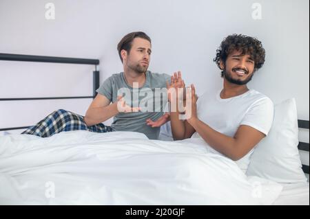 Una pareja gay teniendo una discusión en el dormitorio