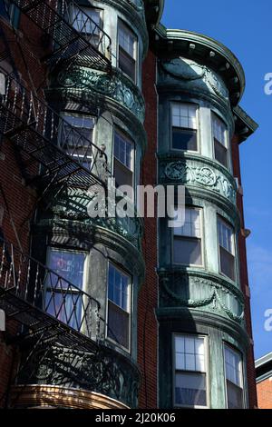 Detalle de un elegante edificio redondeado con escapes de fuego en Boston Foto de stock