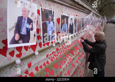 Las familias desamadas se reúnen para conmemorar el primer aniversario del National Covid Memorial Wall, Londres. Fecha de la foto: Martes 29 de marzo de 2022.