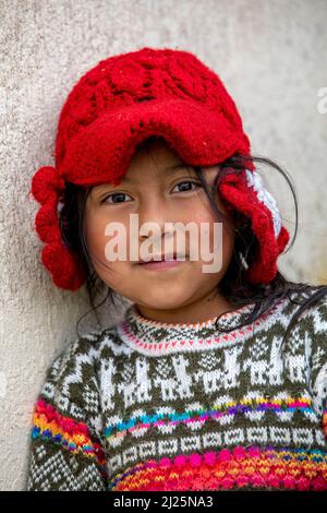 Niña ecuatoriana en un pueblo de Chimborazo, Ecuador Foto de stock