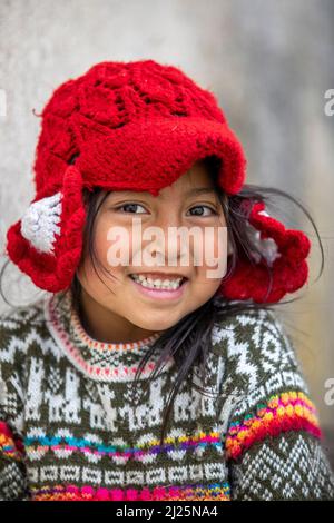 Niña ecuatoriana en un pueblo de Chimborazo, Ecuador Foto de stock