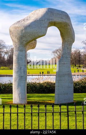 La escultura de Henry Moore, The Arch, situada junto a la Serpentina en Hyde Park, Londres, en un soleado día de invierno. Foto de stock