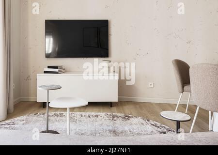 Moderno salón interior en colores pastel con muebles de color blanco cremoso. Concepto interior moderno y minimalista Foto de stock