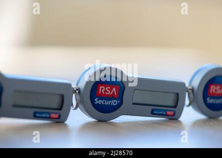 Timisoara, Rumania - 20 de junio de 2021: Primer plano de un token RSA SecurID sobre una mesa de madera, SID700 Foto de stock
