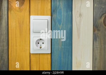 Enchufe y interruptor en pared de madera, minimalismo Fotografía de stock -  Alamy
