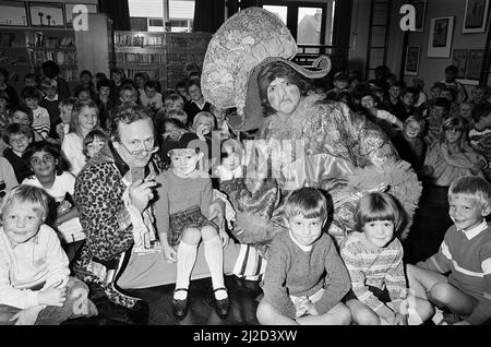 Toda la diversión del panto se creó ayer en la Escuela Lepton First cuando  los personajes de la Cenicienta cayeron para una visita. Keith Noble  (izquierda), que interpretará al Barón Hard-Up en