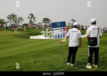17 de septiembre de 2011-Incheon, Corea del Sur-Voluntarios tienen 4th jugadores grupo marcador de 8th sala durante el PGA Tour Songdo IBD campeonato segundo ronda en Jack Nicklaus club de golf en Incheon, al oeste de Seúl, el 17 de septiembre de 2011, Corea del Sur. Foto de stock