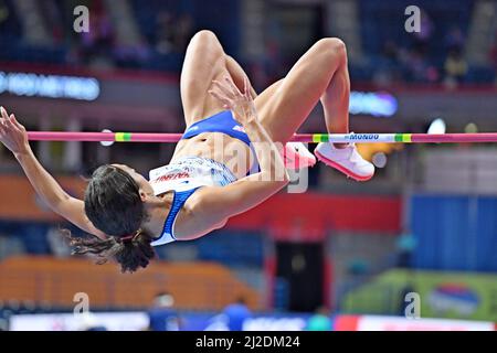 Katarina Johnson-Thompson (GBR) despeja 6-0 (1,83m) en el salto alto del pentatlón durante el Campeonato Mundial de Atletismo Interior, viernes, 18 de marzo de 2022, Foto de stock